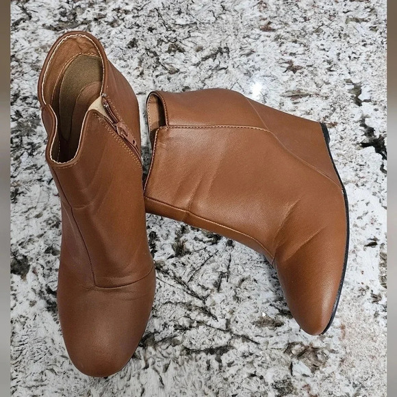 Charlotte Russe chesnut boots with pump. - Picture 2 of 7